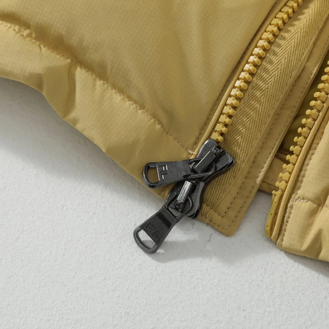 P660 #R54 Ralph Lauren/Ralph Lauren hooded down jacket (top quality, feel free to compare), using imported Barudan embroidery machine, carefully crafted with thousands of needles electric embroidery technology. Imported No. 7 needles and special embroidery thread ensure that every letter of the polo logo is full, three-dimensional and clear, creating the "most expensive embroidery logo" that can be called a work of art. Top-notch velvet core, luxurious warmth. Filled with national standard 80% high-quality white duck down, bringing excellent thermal insulation performance. At the same time, it is lightweight and can quickly regain its fluffiness after compression, bringing you a warm embrace without burden and resisting the harsh winter. Technical fabrics, no fear of wind and snow •Long-lasting fluffy and shape-retaining: High-quality filling ensures that the down jacket is not easy to stiffen and keeps you warm for a long time. •Strict anti-velvet technology: Using 400T gall fabric with pinhole retraction technology, it fundamentally eliminates the phenomenon of velvet leakage and makes wearing more secure. •All-round protective experience: Windproof and waterproof matte fabric, combined with an adjustable hem with a built-in drawstring buckle, can effectively lock in temperature and cold, and cope with changeable weather. Perfect details, creating a classic •Original electroplated YK zipper, smooth and durable, with brand texture highlighted in every detail. •Detachable hood design, one garment can be worn multiple times to meet different occasions and outfit needs. •Original hangtag and washed label, quality guaranteed. Five colors come together for couples to enjoy together: black is cool, beige is gentle, navy is calm, khaki is retro, and green is fresh. Available in five colors, the same style for men and women, it can be worn perfectly as a couple's outfit or a personalized item, becoming an indispensable fashion equipment on the streets in winter. Color: black, khaki, navy blue, army green, beige Size: S M L 66 67